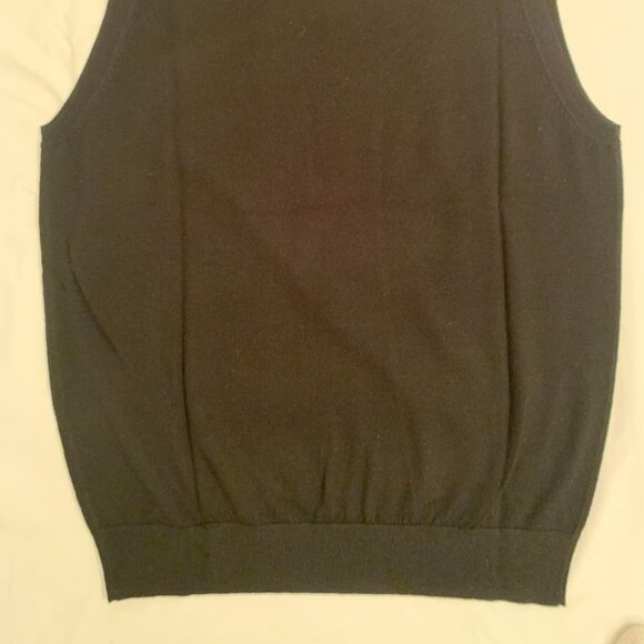 Uniqlo black vest (medium) - Picture 2 of 4